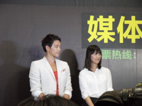[24/05/2011] Conferencia de prensa en Shangai y reunión con fans 022