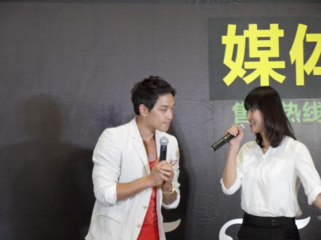 [24/05/2011] Conferencia de prensa en Shangai y reunión con fans 032