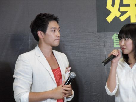 [24/05/2011] Conferencia de prensa en Shangai y reunión con fans 042